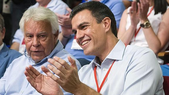 Felipe González y Pedro Sánchez, durante el Congreso Extraordinario del PSOE. 