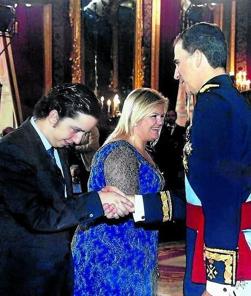 Francisco Nicolás G. I. estrecha la mano del Rey.