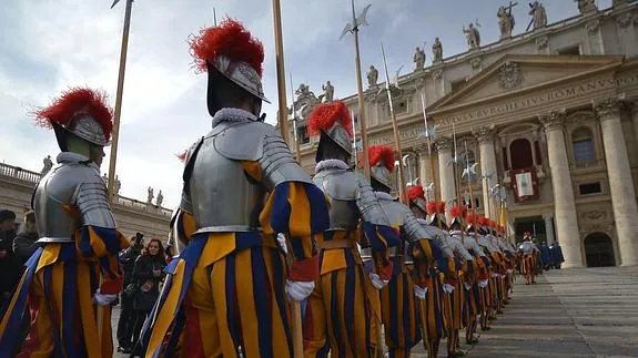 La Guardia Suiza, en la Plaza de San Pedro del Vaticano