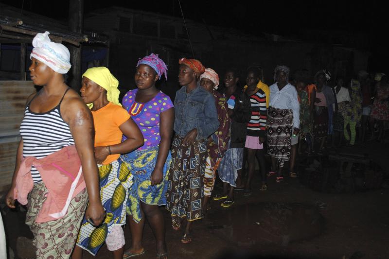 Cola en Monrovia para recibir el kit para prevenir el ébola.