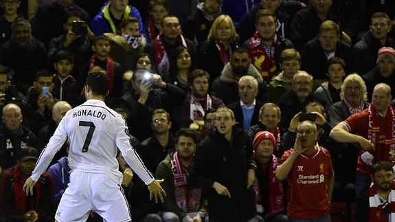 Cristiano Ronaldo celebra el primer gol del Real Madrid en Anfield 