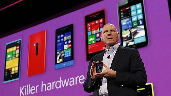 Steven Ballmer, director ejecutivo de Microsoft, presenta el Nokia Lumia 920 en San Francisco.