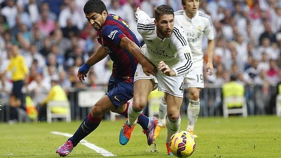 Suárez y Ramos disputan un balón. 