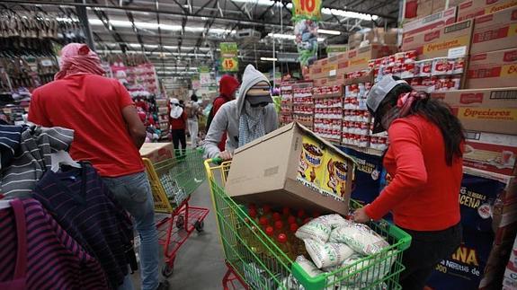 Jóvenes saquean una tienda por departamentos en la ciudad de Chilpancingo, en el estado mexicano de Guerrero 