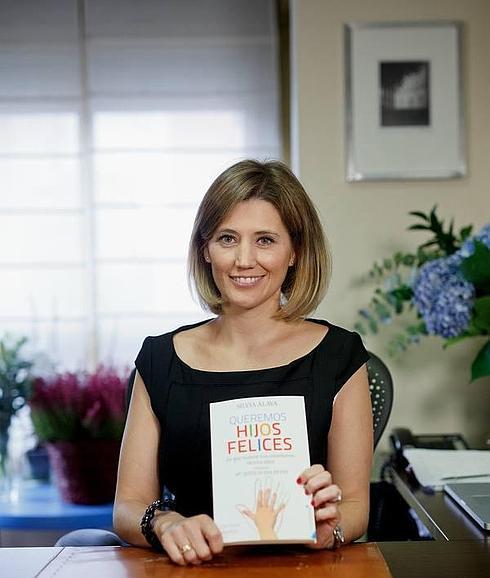 Silvia Álava, con un ejemplar de su libro.  