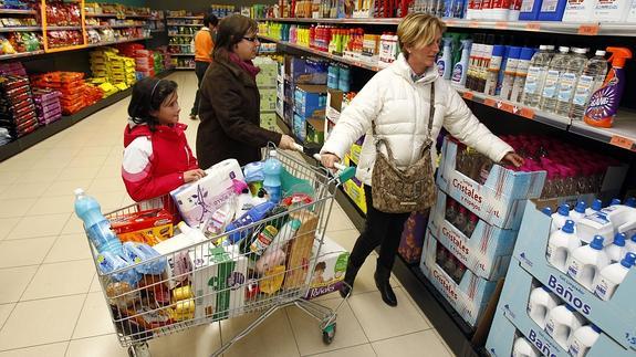 Una familia hace la compra en un supermercado. 