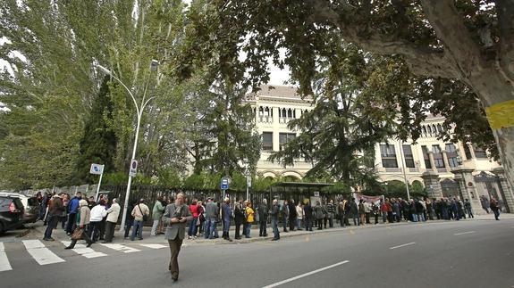 Colas de ciudadanos.