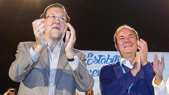 El presidente del Gobierno y del Partido Popular, Mariano Rajoy (i), y el presidente de Extremadura, José Antonio Monago (d) 