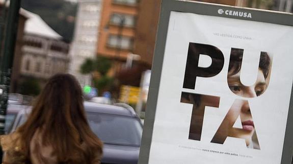 Detalle de un panel informativo instalado en una calle de Pontevedra, que forma parte de la campaña contra la violencia machista 