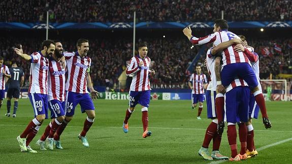 Los jugadores del Atleti celebran un gol.