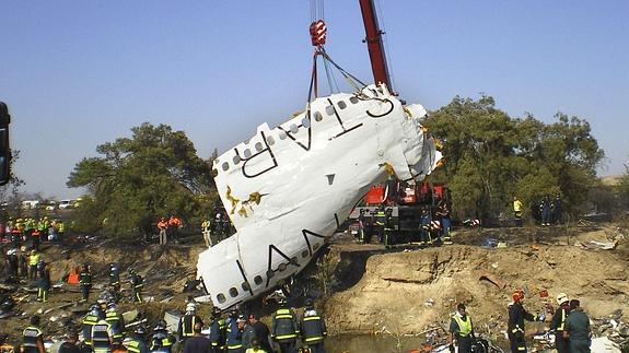 Restos del fuselaje izados durante el rescate de las víctimas.