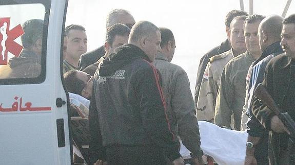 Mubarak, en una camilla, a su llegada al tribunal de El Cairo.