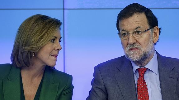 La secretaria general del PP Maria Dolores de Cospedal, junto al presidente del Gobierno. 