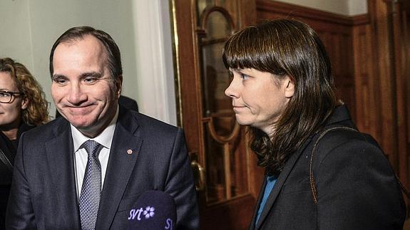 El primer ministro de Suecia, el socialdemócrata Stefan Löfven y la viceprimera ministra, Ása Romson, del Partido Verde, tras una reunión en Estocolmo. 