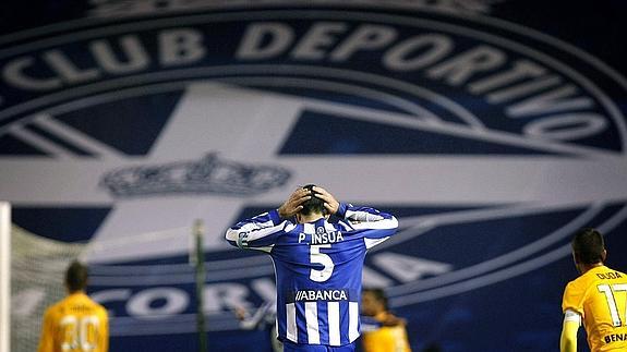 Insúa se lamenta durante el Deportivo-Málaga. 