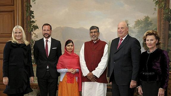 (De i a d) La princesa Mette-Marit, el príncipe Haakon de Noruega, Malala Yousafzai, el indio Kailash Satyarthi, y los reyes Sonia y Harald de Noruega.