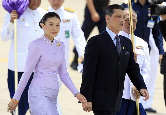 El príncipe de Tailandia, Maha Vajiralongkorn, y su tercera esposa, Srirasmi Akkharaphongpricha. 