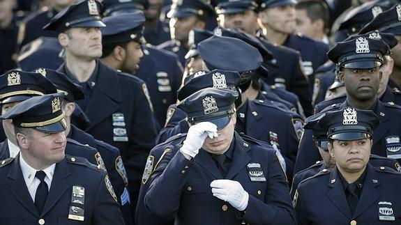 Miles de agentes despiden en Nueva York a los policías asesinados en Brooklyn. 