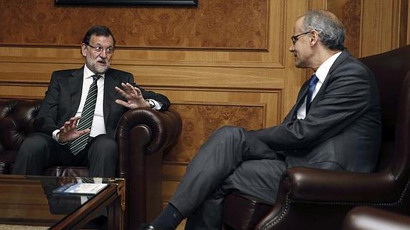 Rajoy (i.), durante su entrevista con el jefe del Gobierno de Andorra, Antoni Martí.  