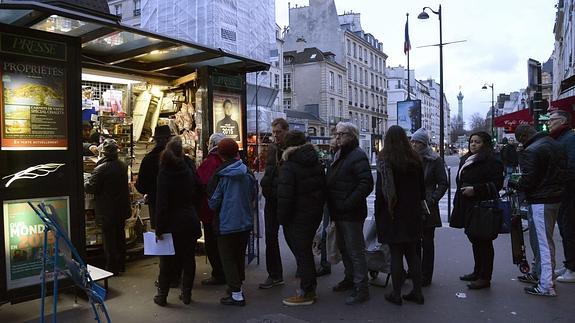 Colas en los quioscos para comprar el último número de 'Charlie Hebdo'. 