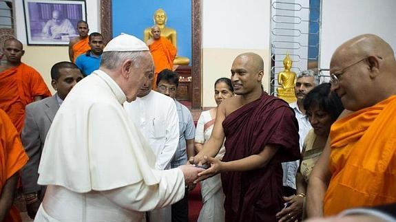 El Papa posa saluda a los monjes budistas durante su visita sorpresa al templo de Mahabodi Viharaya, en Colombo.