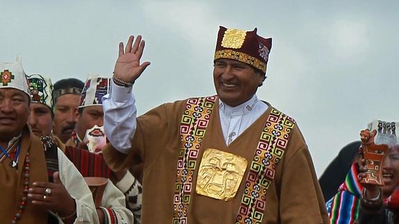 Evo Morales asiste al ritual de investidura como líder indígena en las ruinas precolombinas de Tiahuanaco.