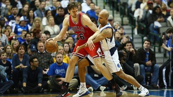 Pau Gasol se intenta zafar de Richard Jefferson. 