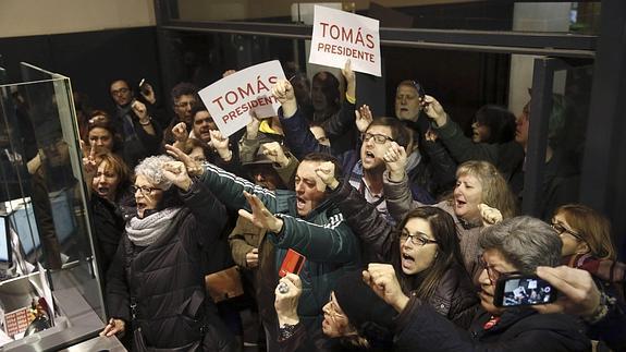 Algunos de los simpatizantes han tratado de entrar en la sede del PSOE 