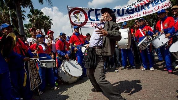 Un hombre baila en una de las manifestaciones de Caracas.