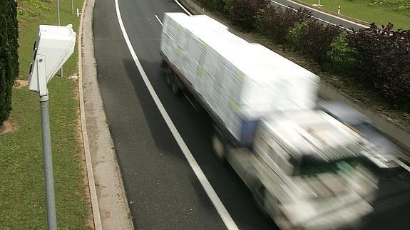 Un camionero transporta ocho toneladas de carga y en vez de mirar a la carretera se concentra en su móvil. 