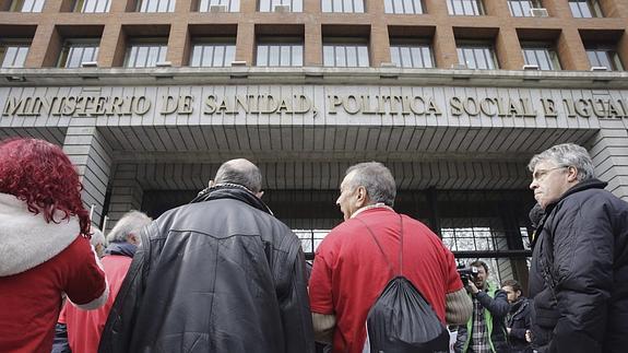 Medio centenar de personas protestan frente a Sanidad.