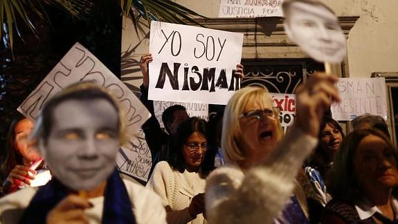 Varias personas, en una concentración a favor de Nisman.