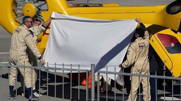 Fernando Alonso, durante la evacuación.