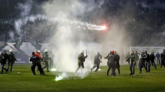 Imagen de los altercados en el derbi de Atenas. 