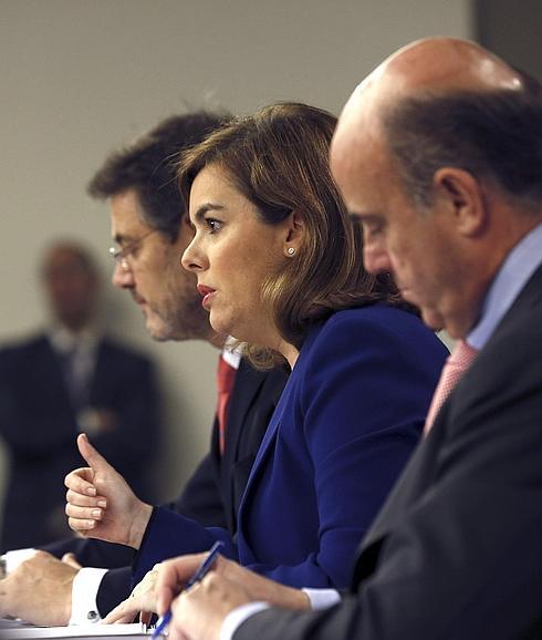 Sáenz de Santamaría, y los ministros de Justicia y de Economía durante la rueda de prensa del Consejo. 
