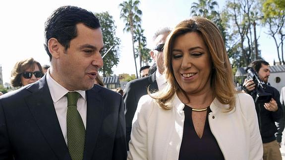 Susana Díaz conversa con Juanma Moreno durante el Día de Andalucía. 