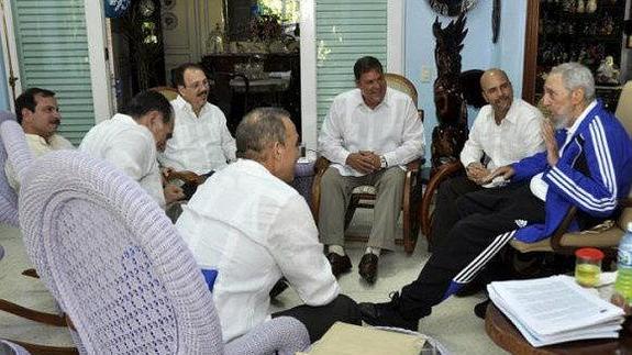 Fidel Castro, con los cinco agentes que estuvieron presos en EE UU. 