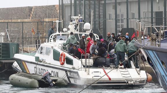 Una patrullera de la Guardia Civil traslada al puerto de Almería a parte de los inmigrantes localizados. 