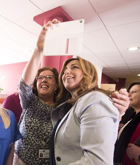 Una mujer se hace un 'selfie' con Susana Díaz. 