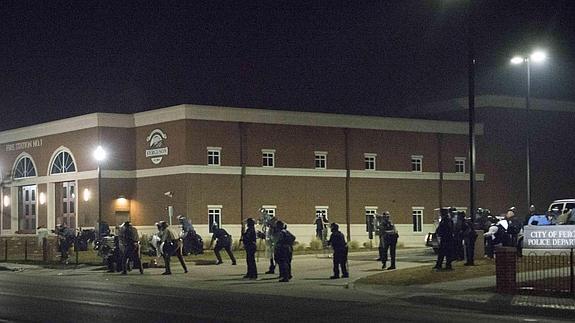 Agentes de la Policía de Ferguson, tras el tiroteo. 