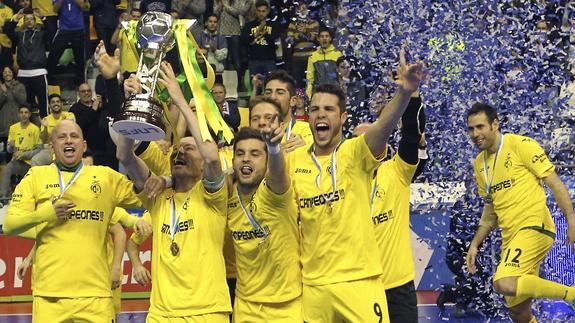 Los jugadores del Jaén levantan el trofeo. 