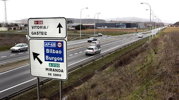 Cruce de la carretera nacional 124 N-124 con la autopista AP-68 .