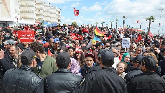 Miles de personas protestan en Túnez. 