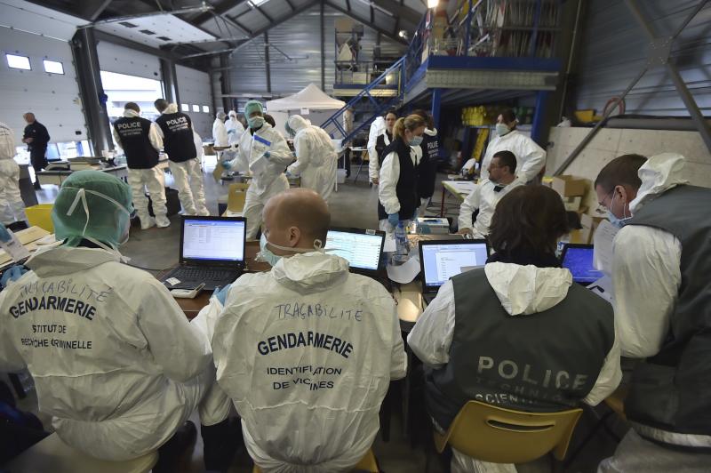 Los forenses trabajan en la zona de la catástrofe 