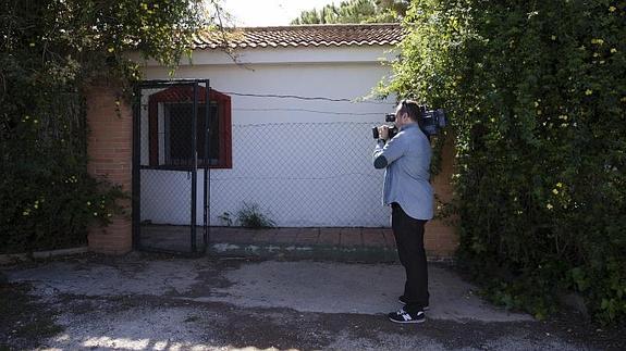 Un cámara graba el acceso trasero a la casa de Málaga.