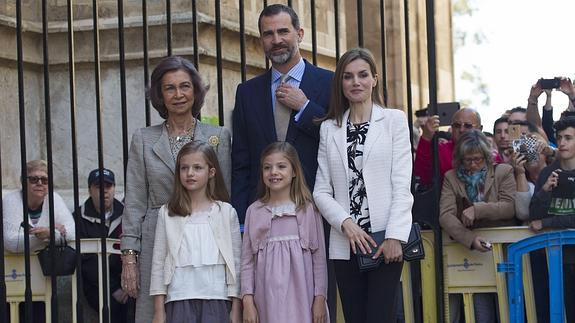 Los Reyes, la princesa Leonor y la infanta Sofía, y la Reina Sofía,en la catedral de Mallorca. 