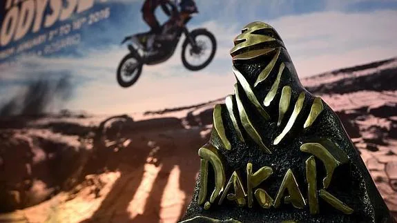 Imagen del trofeo en la presentación del Dakar 2016. 