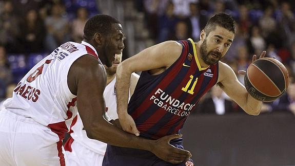 Navarro intenta controlar el balón. 