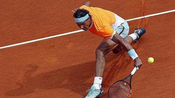 Nadal devuelve la pelota. 