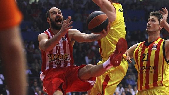 Spanoulis (i) intenta anotar. 